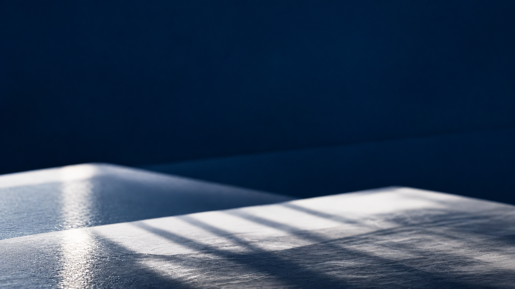 Pagine illuminate su fondo blu con due bande curve azzurre